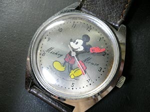 ミッキーマウスの手巻き腕時計